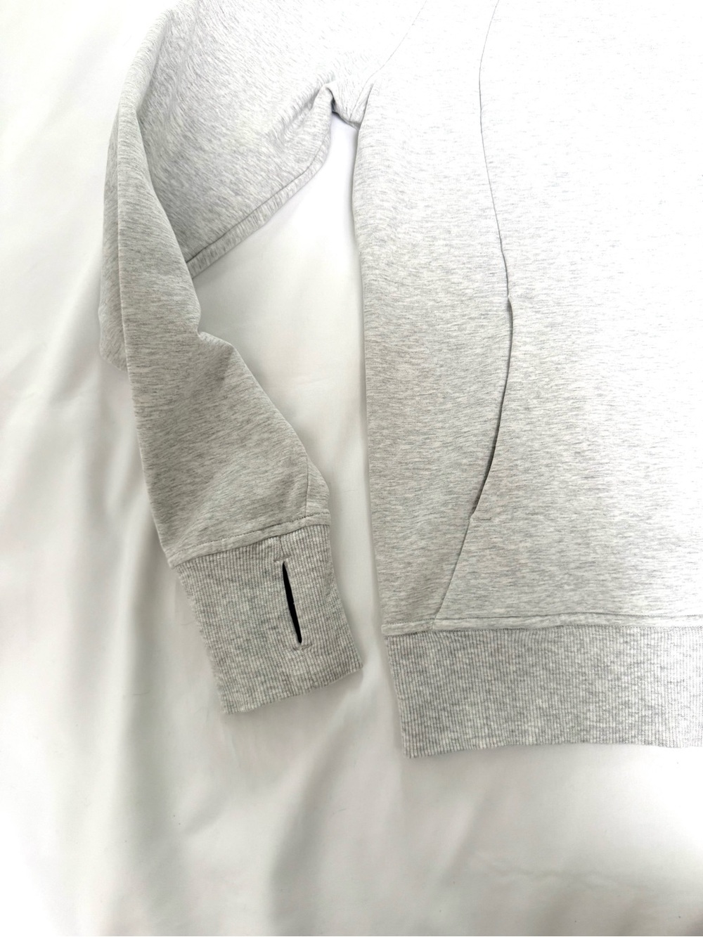 Lululemon Scuba Crew
Heathered Core Ultra Light Grey 4 - Picture 7 of 12